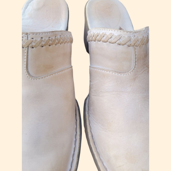 Dr. Martens Dana Clog Leather Mules in a light beige color. - Picture 4 of 6
